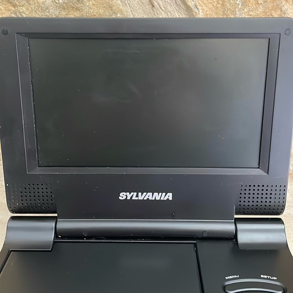 Sylvania Portable DVD Player CD Video/Audio SDVD7014 7" LCD Screen Remote Power - Picture 4 of 14